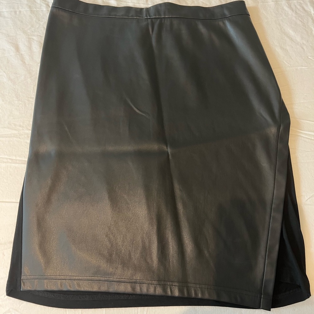 ✨Universal Standard Vegan leather skirt. vegan leather front jersey back.